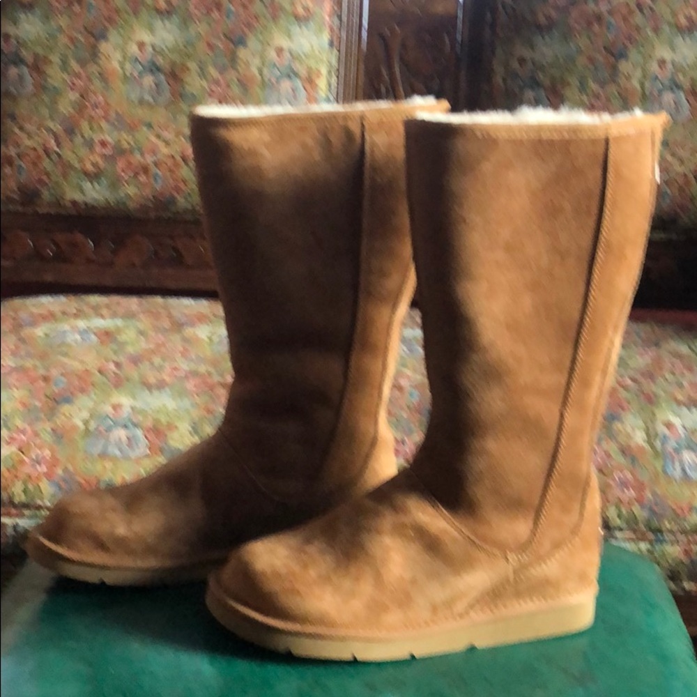 ⭐️UGG ⭐️Boots - Picture 2 of 9